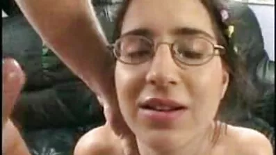 Ebanovina polusestra predala besplatni amaterski porno filmovi se crnom bratu s velikim penisom