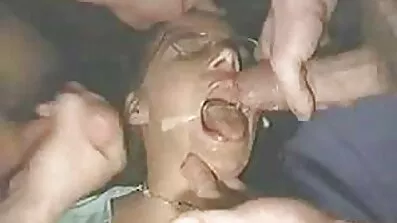 Vrući komadi igraju s cocks na zabavi besplatan porno film na faksu