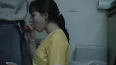 Mladi momak jebeno besplatan porno film njegov seksi susjed u blizini bazena