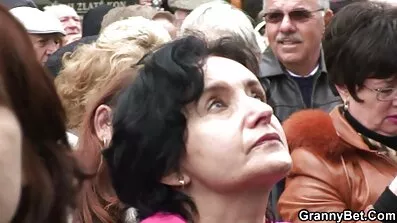 Nagovijestio je suprugu na seks, a ona se odmah skinula i besplatno gledanje porno filmova ustala s rakom