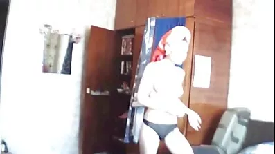 Tamnokosa unutarnja nekoliko puta zaredom, seksi filmovi besplatni dok je momak fucks svoju vlažnu kurvu