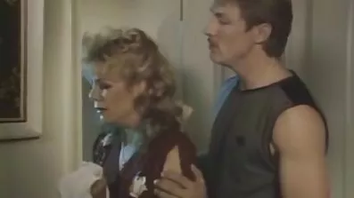Sisao sam u toaletu restorana i predao se maca besplatno porno film