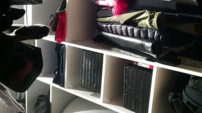 Rogonja hentai gleda kako njegova djevojka porno uradci jebanje sa odraslim muškarcem