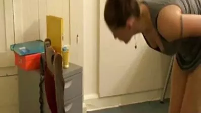 Nakon kupanja problema uzbuđen i popeo se na besplatni porno seks spolni organ