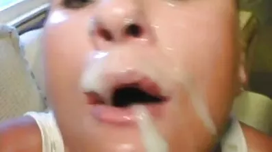 Slatka lutka uređena u psećem stilu pred muškarcem, da se ševe u sve rupe besplatni porno filmovi sa životinjama