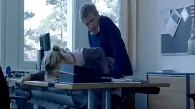 Momak fucks domaci porno besplatno plavu obrijana maca dok ona leži na kauču