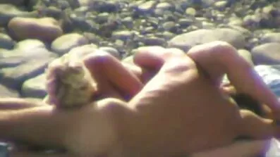 Cutie liže jaja čovjeka jer ga besplatni oornici je odveo na more
