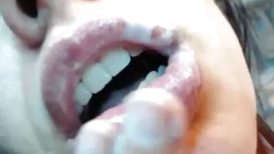 Strastvena djevojka u crnim čarapama porno filmovi besplatno gledanje jebeno prstima i posadila u maca gumeni Strapon