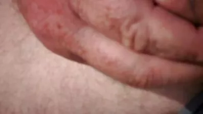 Požudna maćeha zavela me na seks i nagovorila me da je jebem besplatni oornici