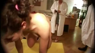 Napaljeni besplatni domaci erotski filmovi stražar prisilio čovjeka lizati joj maca tijekom pregleda