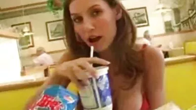 Nakon završetka nastave, ostali učenici odlučili su se igrati na besplatni potno stolu publike