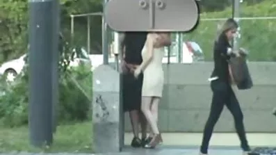 Zaglavila se ispod stola i povukla haljinu xxx besplatni filmovi kako bi zavela muža svoje sestre