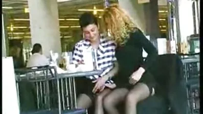 Crnka s domaći amaterski porno filmovi ispupčenim Sisama skače na kurac novog dečka