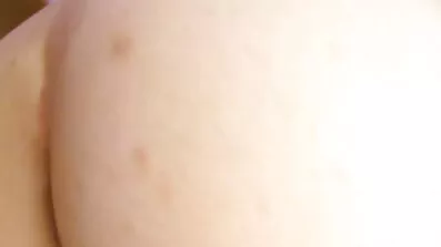 Duboko besplatni porni prodiranje u obrijane maca djevojke sa silikonskim grudima