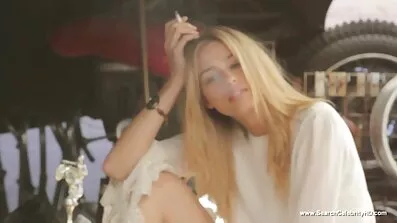 Momak porno filmovi sortirani je vidio da je njegova djevojka masturbira u kadi i odlučio joj pomoći