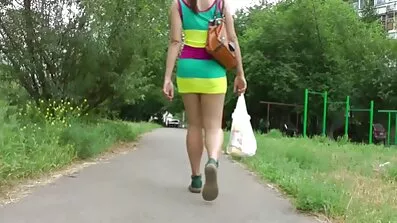 Masturbacija video djevojke s besplatna jebacina spuštenim gaćicama izbliza